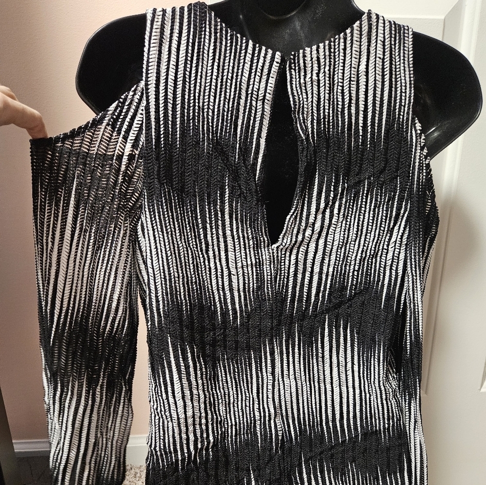 VENUS Cold Shoulder Top - Picture 11 of 13